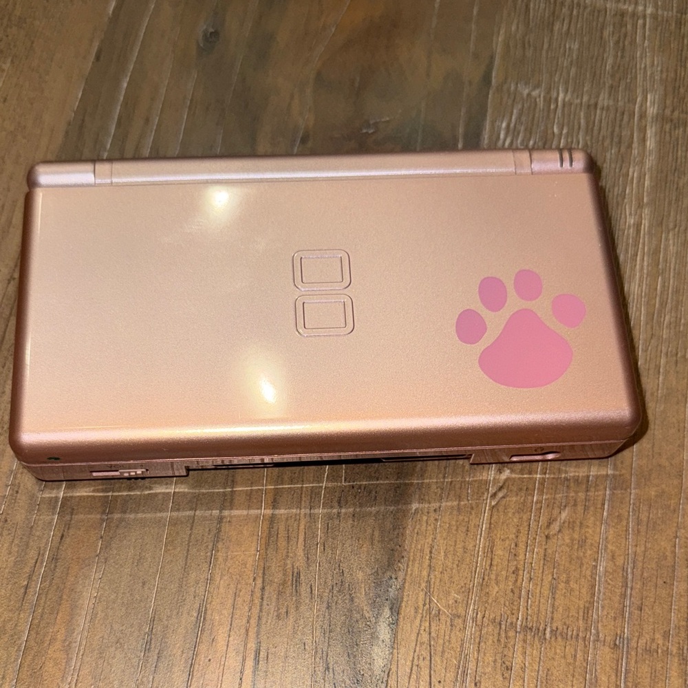 Nintendo DS lite  Rose Gold Handheld Console with Pink Paw Print and 4 games .